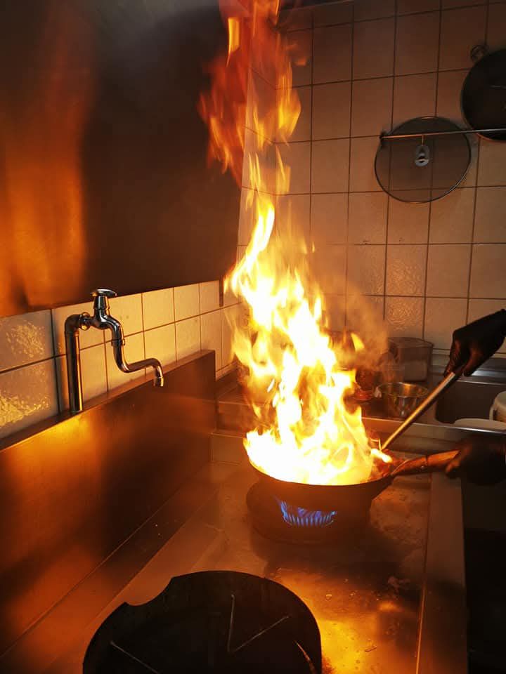 Flammen aus dem Wok